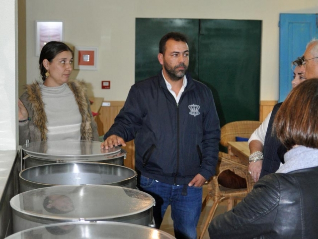 Jacinto Policarpo explains the macerating bins, Real Gin, Pegoes