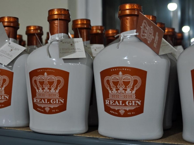 Aged RealGin bottles, Pegoes