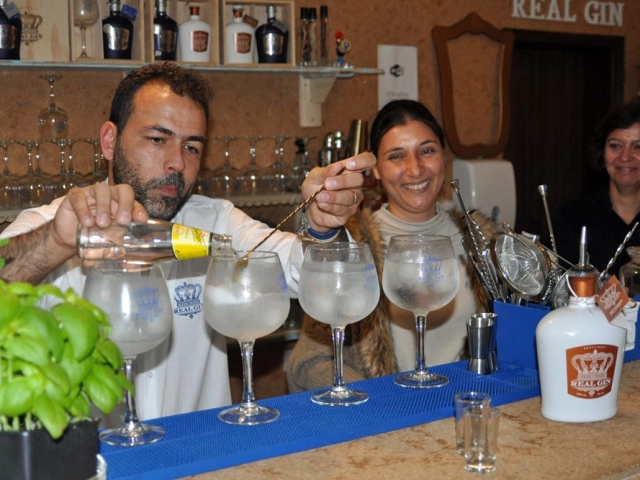 Jacinto Policarpo mixes Gin and Tonic Portuguese style at the Real Gin bar